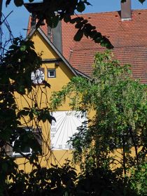 Schloßgebäude mit Sonnenuhr