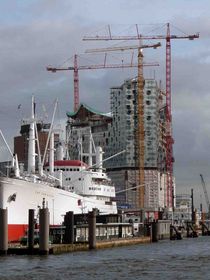 Hamburger Hafen mit Schiff