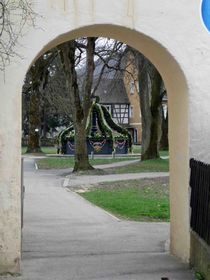 Osterbrunnen und Tor
